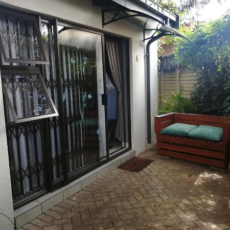 Roxy'S Rest Guest House 밴더바일파크 외부 사진