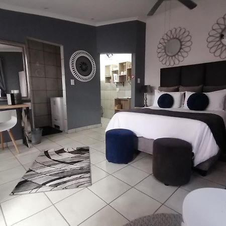 Roxy'S Rest Guest House 밴더바일파크 외부 사진