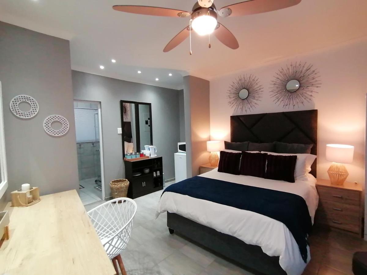 Roxy'S Rest Guest House 밴더바일파크 외부 사진