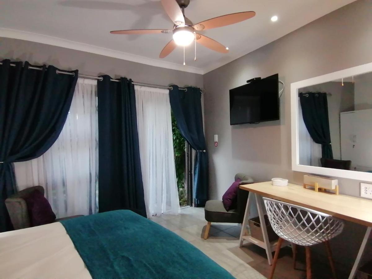 Roxy'S Rest Guest House 밴더바일파크 외부 사진