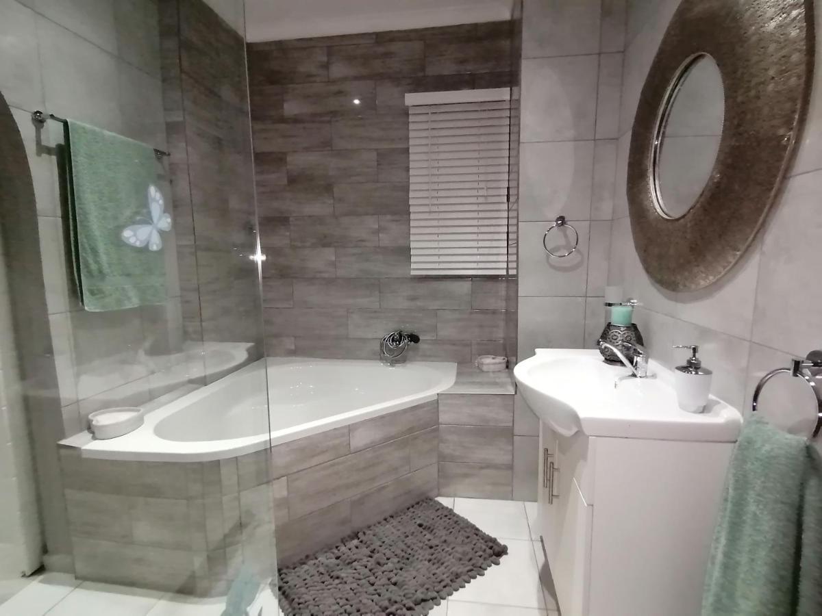 Roxy'S Rest Guest House 밴더바일파크 외부 사진
