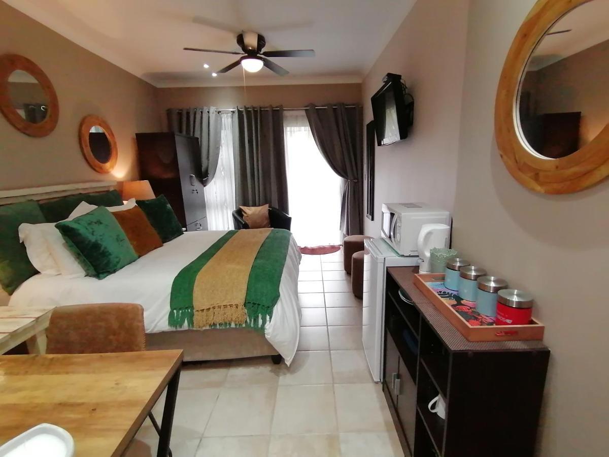 Roxy'S Rest Guest House 밴더바일파크 외부 사진