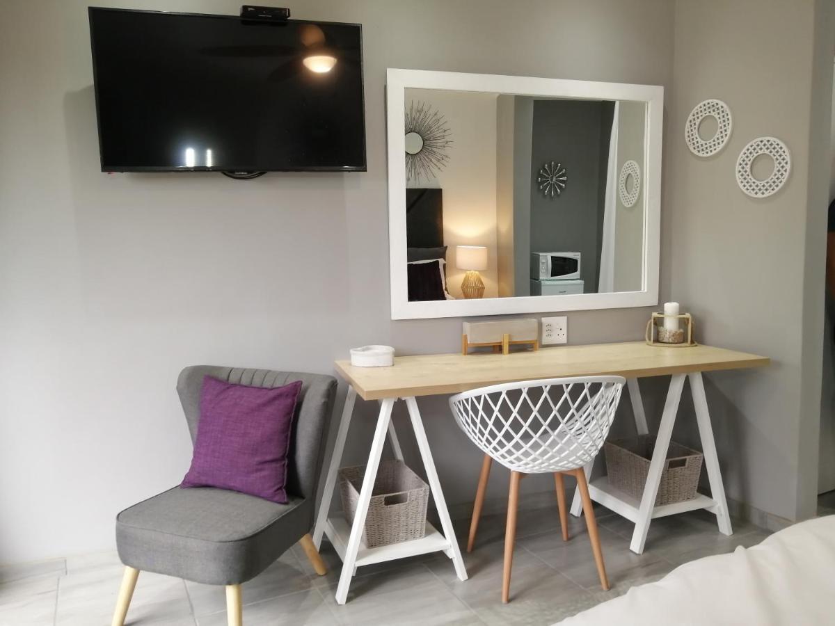 Roxy'S Rest Guest House 밴더바일파크 외부 사진