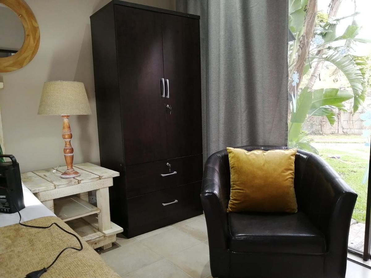 Roxy'S Rest Guest House 밴더바일파크 외부 사진