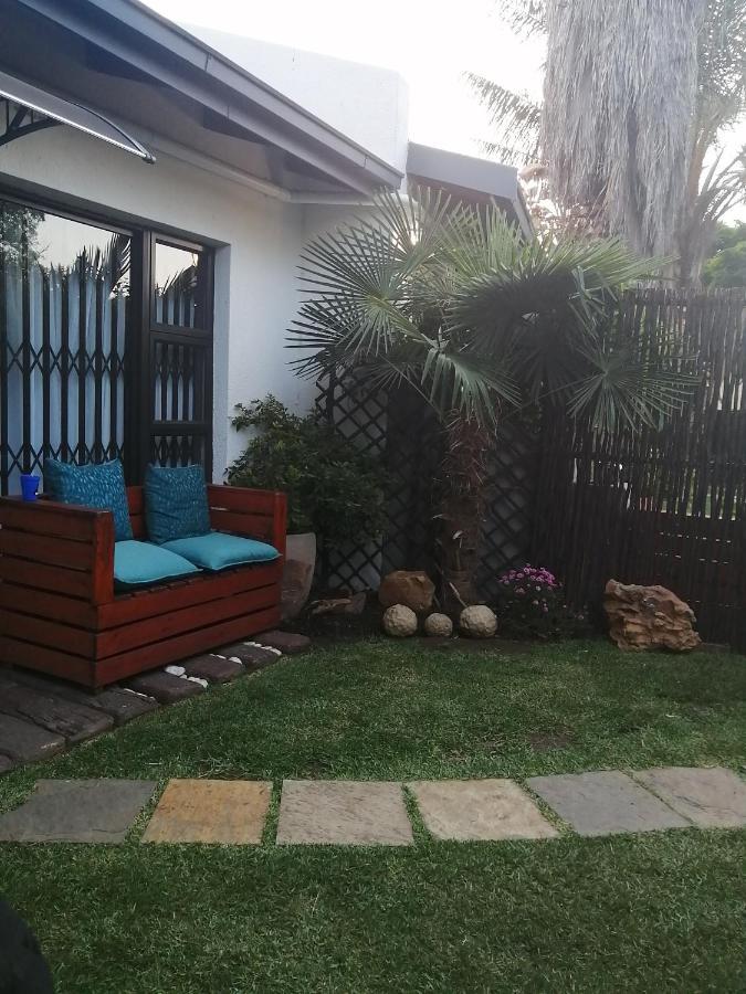Roxy'S Rest Guest House 밴더바일파크 외부 사진