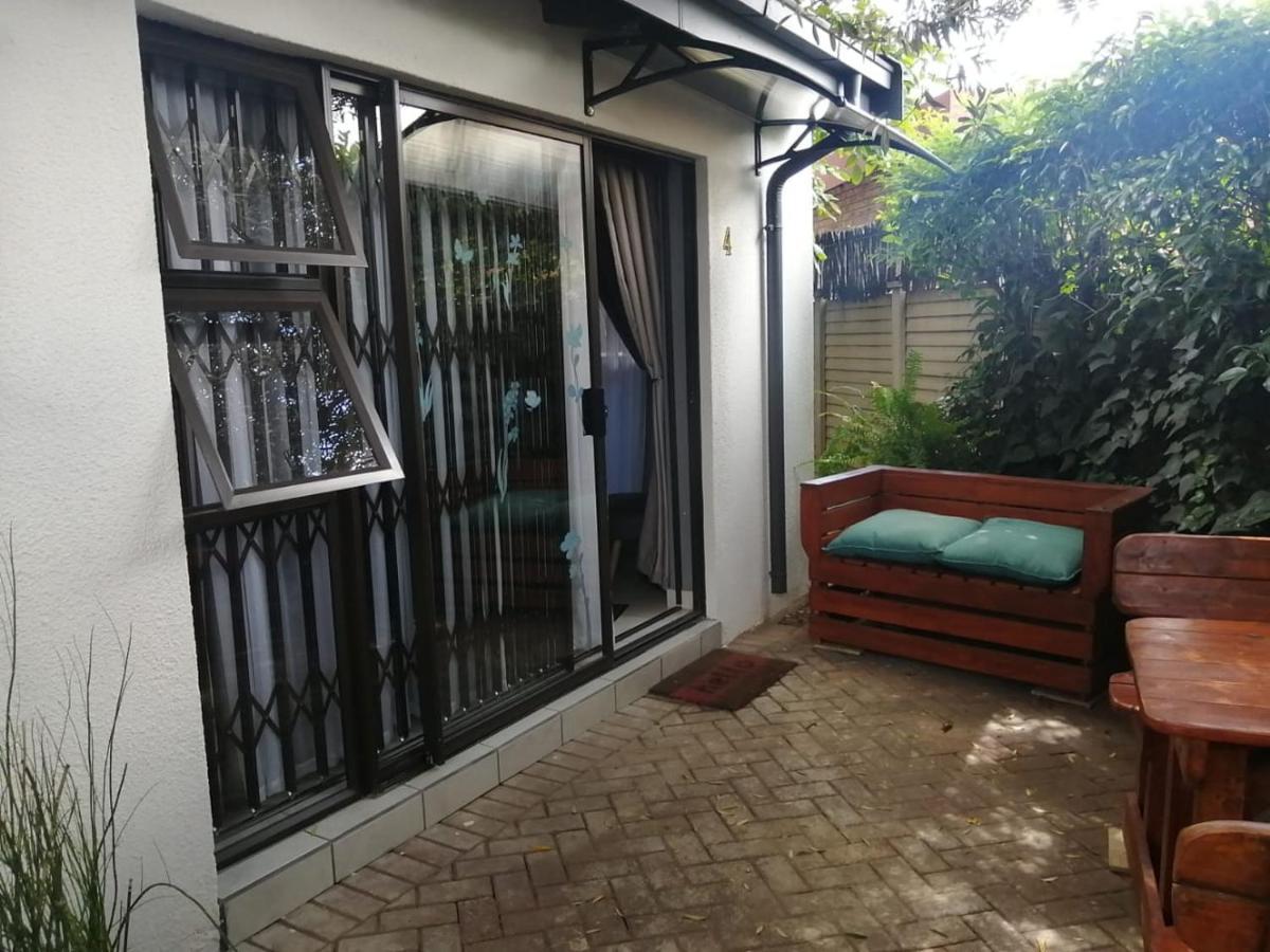 Roxy'S Rest Guest House 밴더바일파크 외부 사진