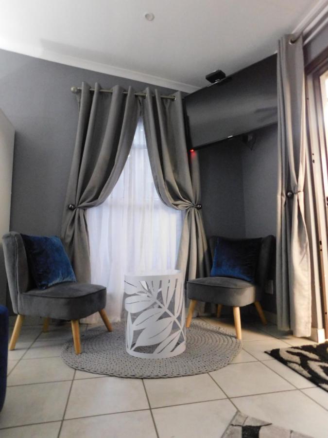Roxy'S Rest Guest House 밴더바일파크 외부 사진